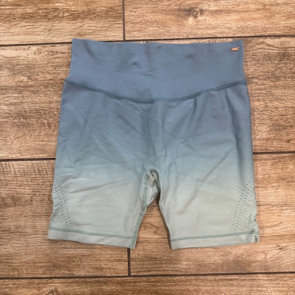 PINK Victoria's Secret Sport Pink Ombre Shorts Size Medium Pink Active SEAMLESS - Picture 13 of 13